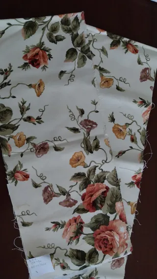 Tessuti con motivo floreale color lampone