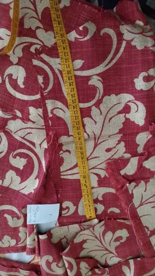 Tessuti con motivo floreale color lampone