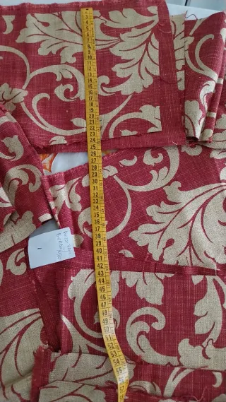 Tessuti con motivo floreale color lampone