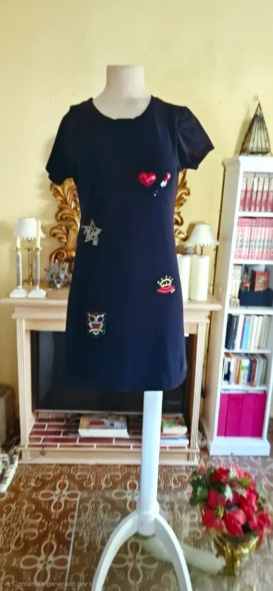 Vestido preto curto com patches