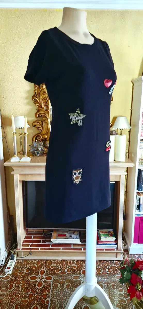 Vestido preto curto com patches