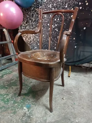 Silla antigua con orinal / cagadero