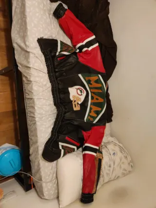 Chaqueta de Piel Negra y Roja