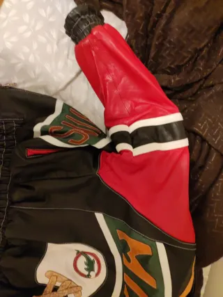 Chaqueta de Piel Negra y Roja