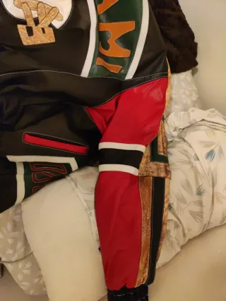 Chaqueta de Piel Negra y Roja