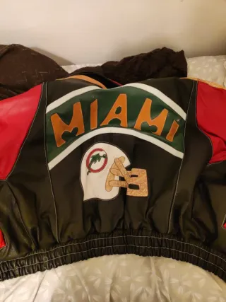 Chaqueta de Piel Negra y Roja