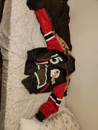 Chaqueta de Piel Negra y Roja