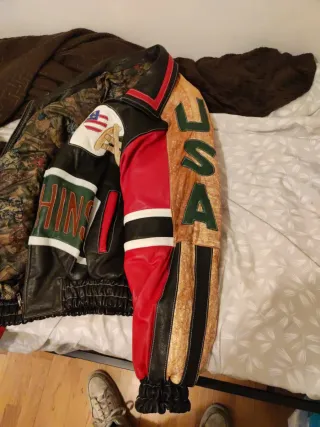 Chaqueta de Piel Negra y Roja