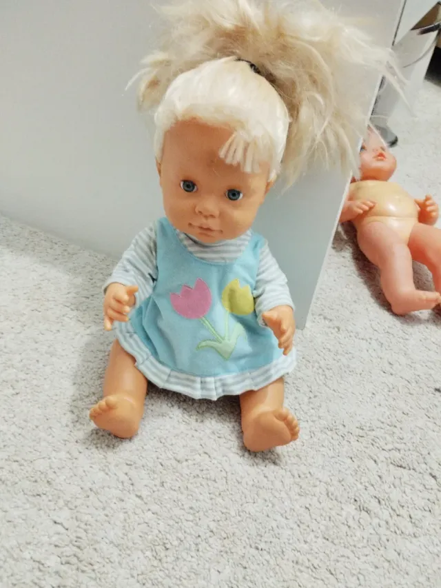 Muñeca bebé rubia con vestido floral