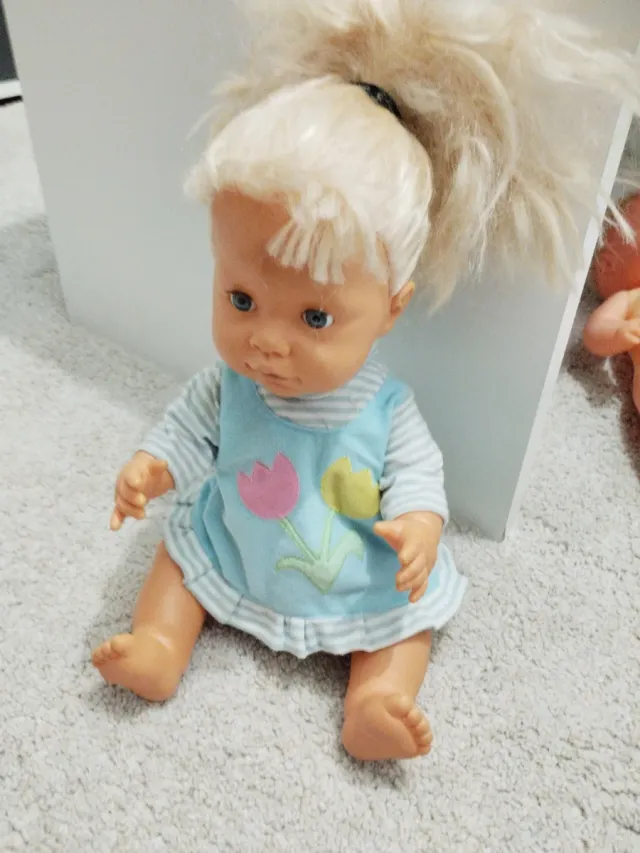 Muñeca bebé rubia con vestido floral