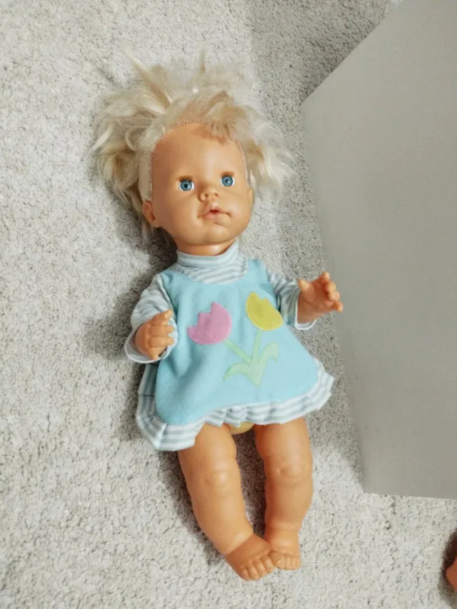Muñeca bebé rubia con vestido floral