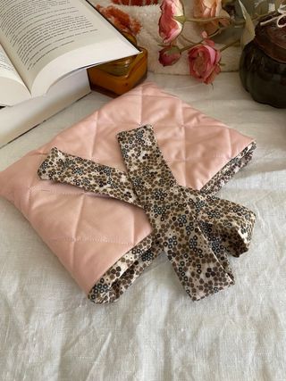 funda para libro de bolsillo rosa y flores marrone