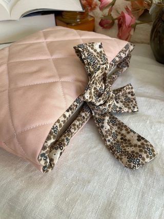 funda para libro de bolsillo rosa y flores marrone