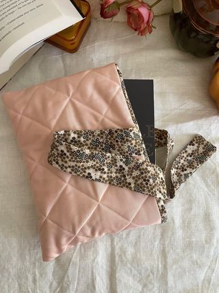 funda para libro de bolsillo rosa y flores marrone