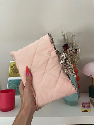 funda para libro de bolsillo rosa y flores marrone