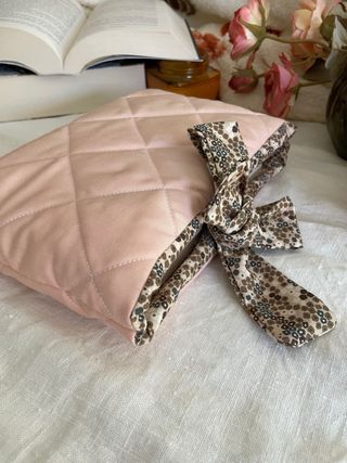 funda para libro de bolsillo rosa y flores marrone