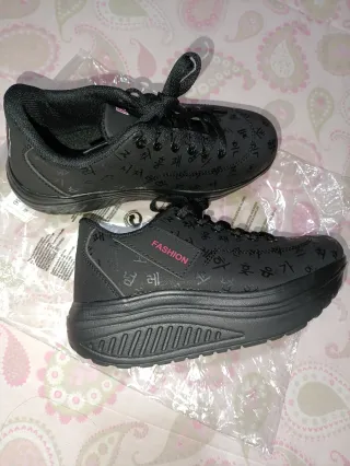 Zapatillas deportivas negras con diseño