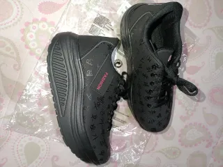 Zapatillas deportivas negras con diseño