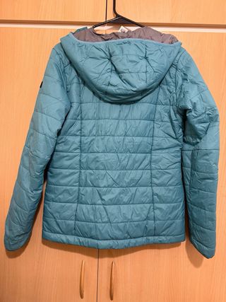 Anorak acolchado verde azulado.