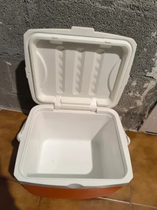 Nevera portátil naranja y blanca