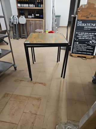 Mesa Hostelería Madera con refuerzo de metal.