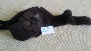 Cintura in pelle marrone con fiore