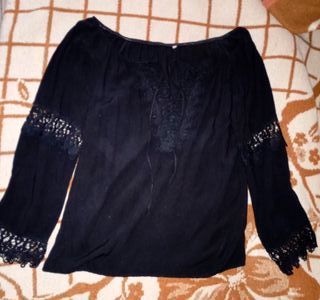 Blusa negra manga larga con encaje
