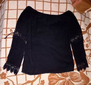 Blusa negra manga larga con encaje