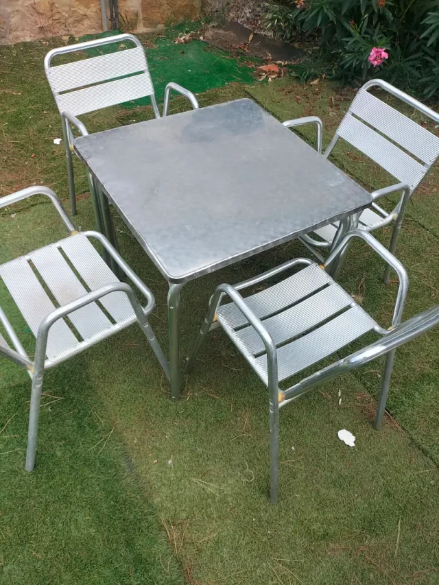 Mesa y 4 sillas de terraza metálicas