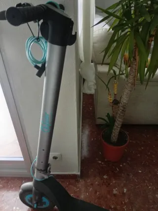 Patinete eléctrico gris con candado