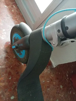 Patinete eléctrico gris con candado