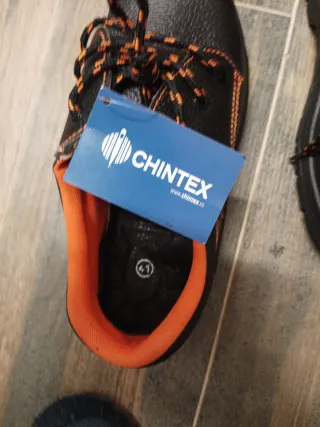 Zapatos de seguridad negros y naranjas