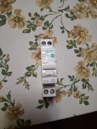 Interruttore magnetotermico Schneider Electric C16