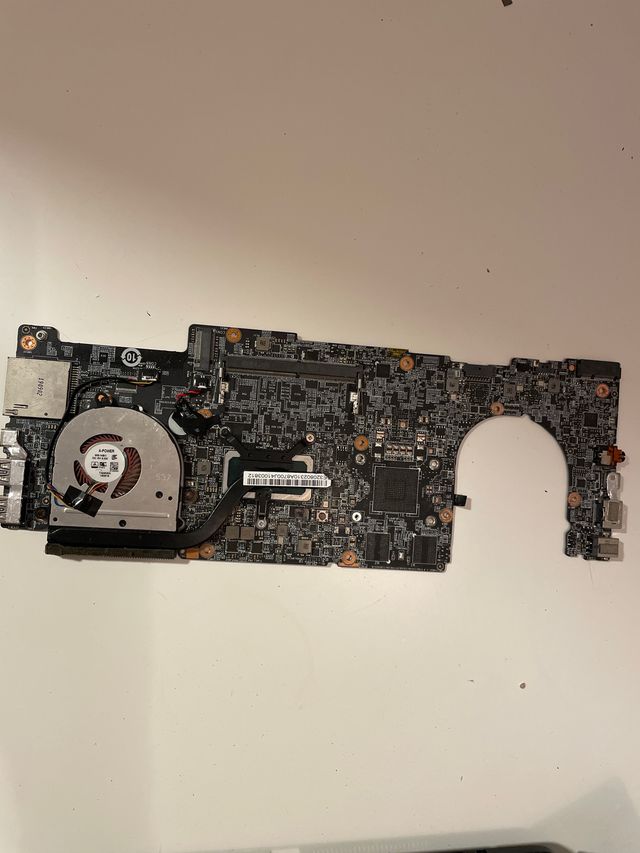 Scheda madre MSI Modern 14 A10M danneggiata