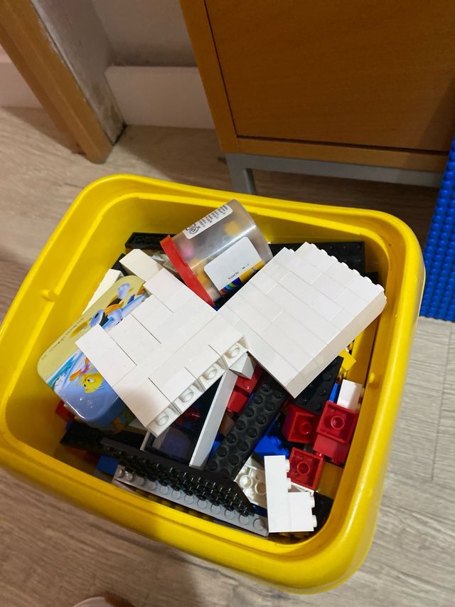 Lego Cubo Amarillo con Piezas