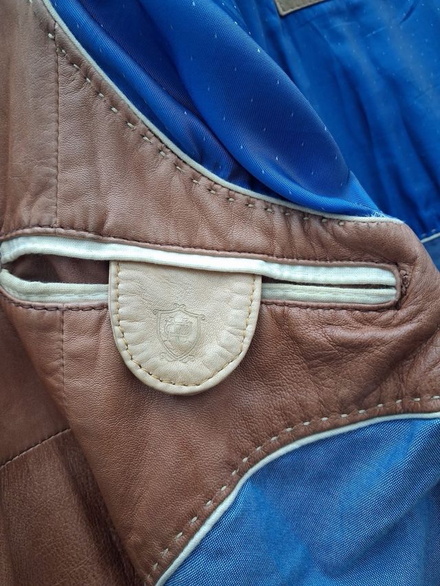 Chaqueta de piel marrón