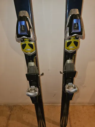 Esquís Salomon con fijaciones