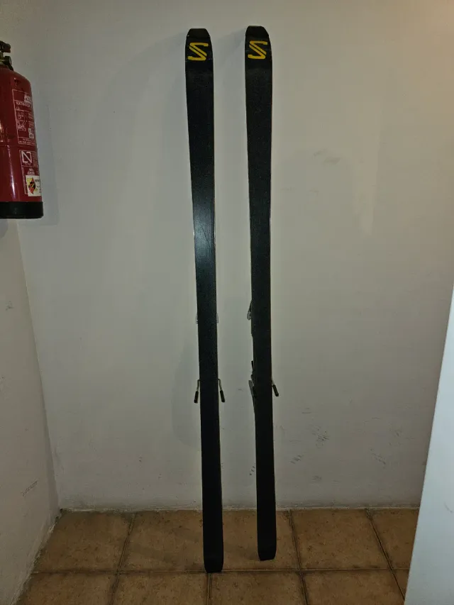 Esquís Salomon con fijaciones