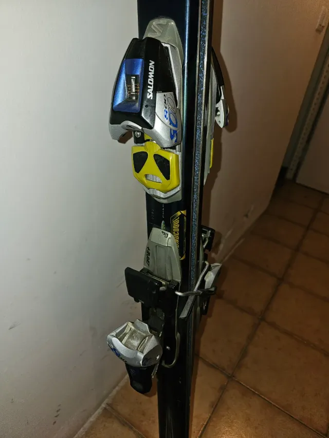 Esquís Salomon con fijaciones