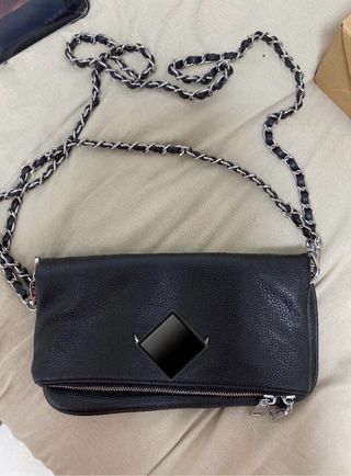 Bolso negro con cadena