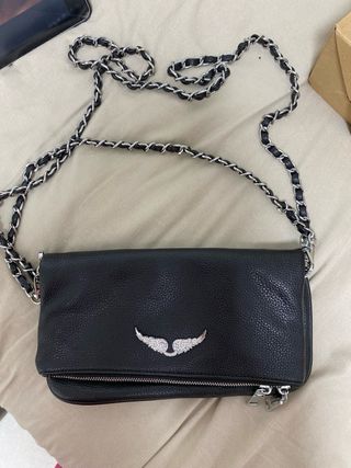 Bolso negro con cadena