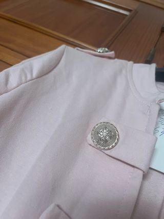 Blazer rosa pastel con botones dorados