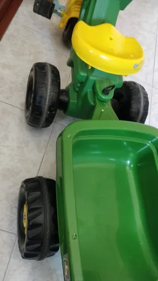 Tractor de juguete John Deere con remolque