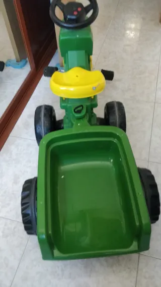 Tractor de juguete John Deere con remolque