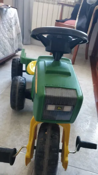 Tractor de juguete John Deere con remolque