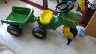 Tractor de juguete John Deere con remolque