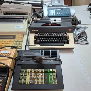 Lote máquinas de escribir y calculadoras