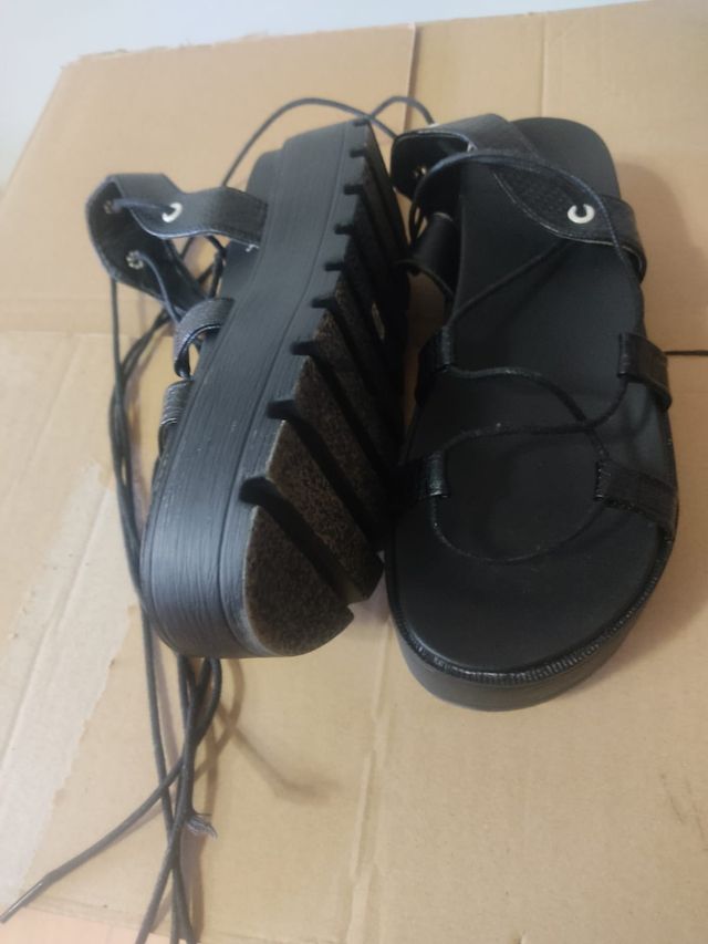 Sandalias gladiador negras atadas