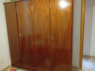 Lote 2 Armarios y una cómoda de madera marrón