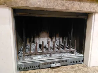 Chimenea de hierro empotrada en mueble de mármol